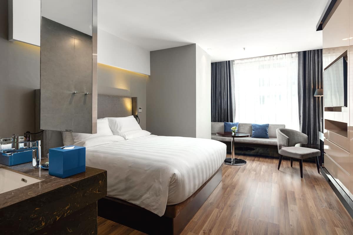 Superior Studio, 1 King Bed | 1 bedroom, hypo-allergenic bedding, free minibar items, in-room safe