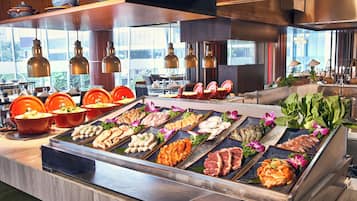 Daily buffet breakfast (VND 520000 per person)