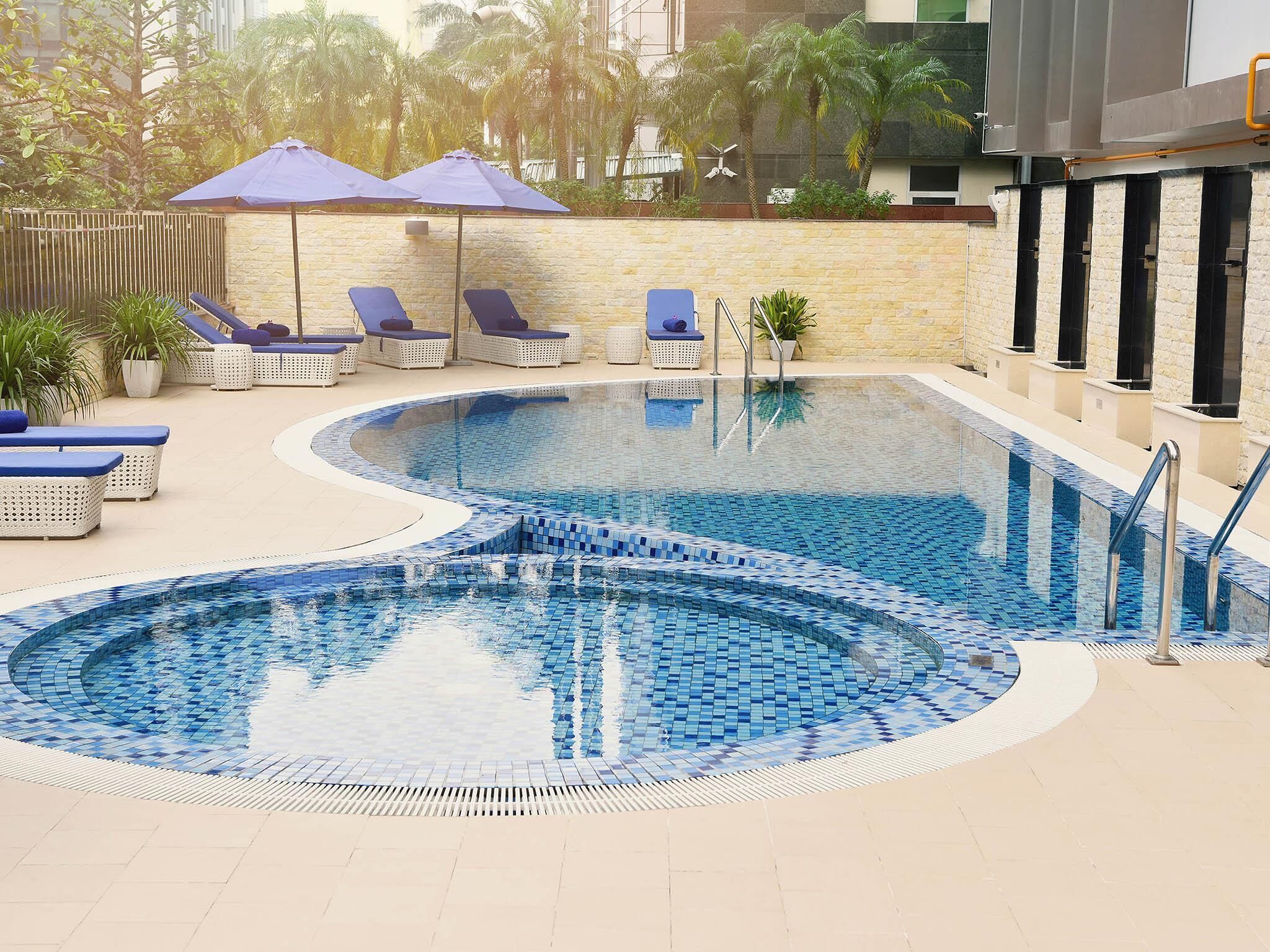 Piscina externa, funciona das 6h às 22h, guarda-sóis