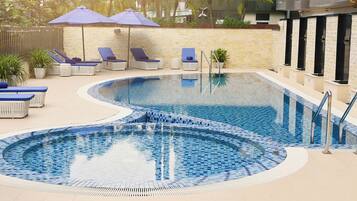 Piscina externa, funciona das 6h às 22h, guarda-sóis