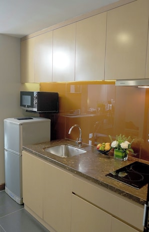 Fridge, microwave, electric kettle, cookware/dishes/utensils