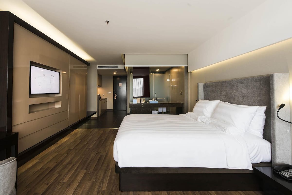 1 bedroom, hypo-allergenic bedding, free minibar items, in-room safe