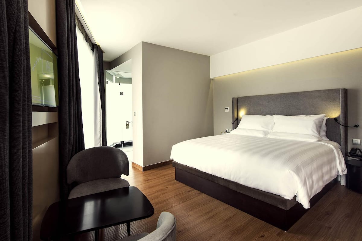 Hypo-allergenic bedding, free minibar items, in-room safe, desk