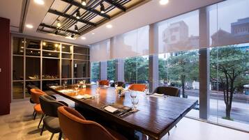 Se sirven desayunos, almuerzos y cenas; cocina local e internacional