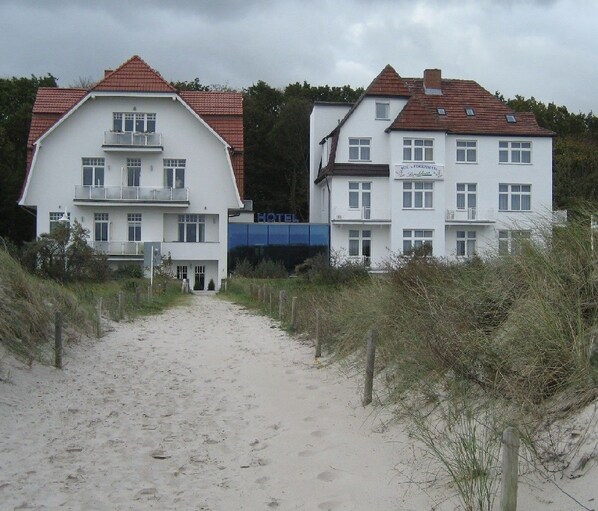Un chemin menant à un hôtel, avec une enseigne.