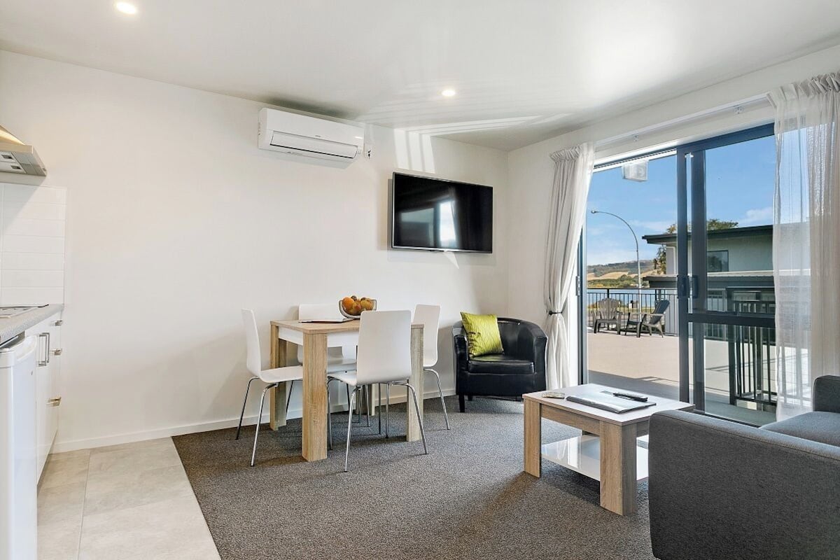 2 Bedroom Family Unit (Acacia wing) | Bathroom | Shower, free toiletries, hair dryer, towels