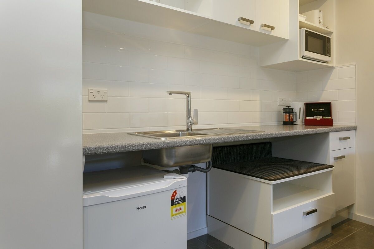 Private kitchen | Mini-fridge, microwave, coffee/tea maker, electric kettle