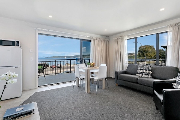 2 Bedroom Upstairs Lake view Suite (Acacia Wing) | Living room