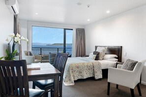 Superior Lakeview Studio (Lake Wing) | Living area