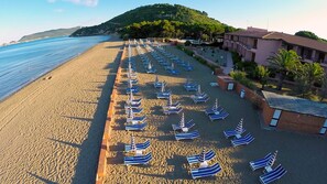 Private beach, sun-loungers, beach umbrellas, sailing - Hotel Corte dei Butteri (Orbetello)