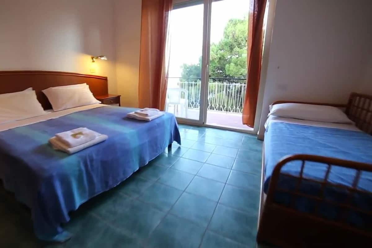 Triple Room | Bar mini, cadar katil 