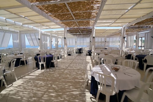 Serveert lunch en diner, lokale gerechten