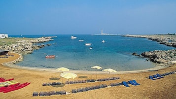 Playa privada, camastros y sombrillas