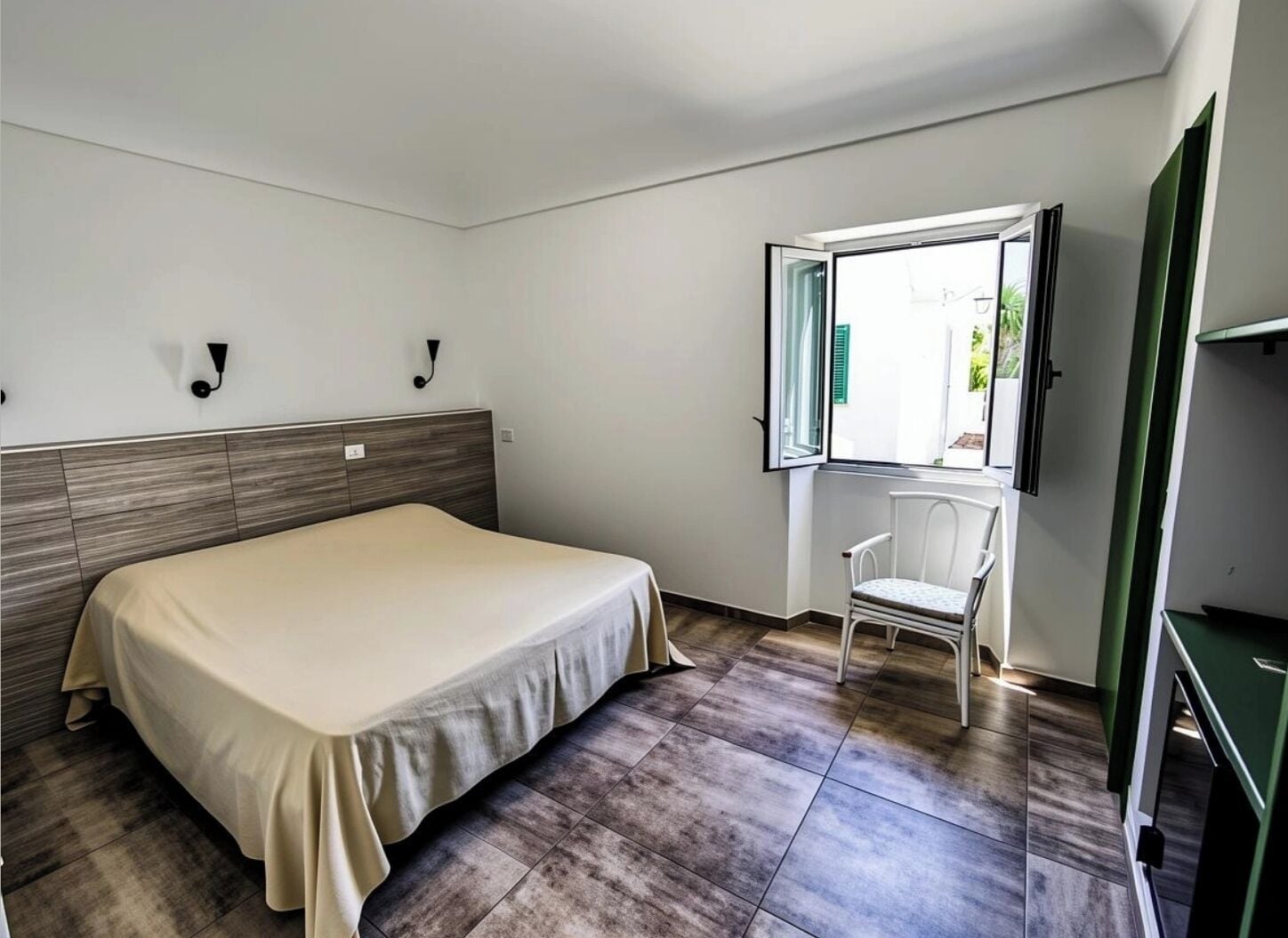 In-room safe, free cribs/infant beds