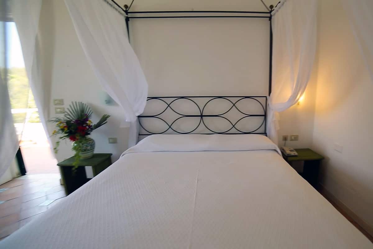 In-room safe, free cribs/infant beds