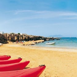 Plage privée, chaises longues, parasols
