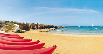 Playa privada, sillas reclinables de playa, sombrillas