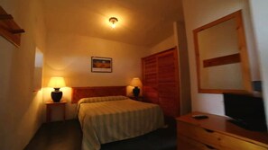 Driepersoonskamer | Een minibar, beddengoed