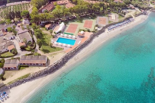 Privat strand, solsenger, parasoller og sandvolleyball
