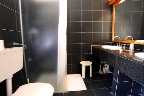 Shower, rainfall showerhead, free toiletries, hair dryer