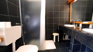 Een douche, een regendouche, gratis toiletartikelen, een haardroger