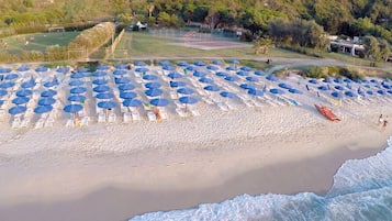 Plage privée, chaises longues, parasols, beach-volley