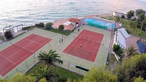 A tennis court with a pool adjacent to a beach. - Sabbie Bianche (Parghelia)