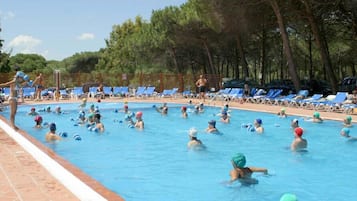 Una piscina techada, una piscina al aire libre