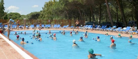 Una piscina cubierta, una piscina al aire libre