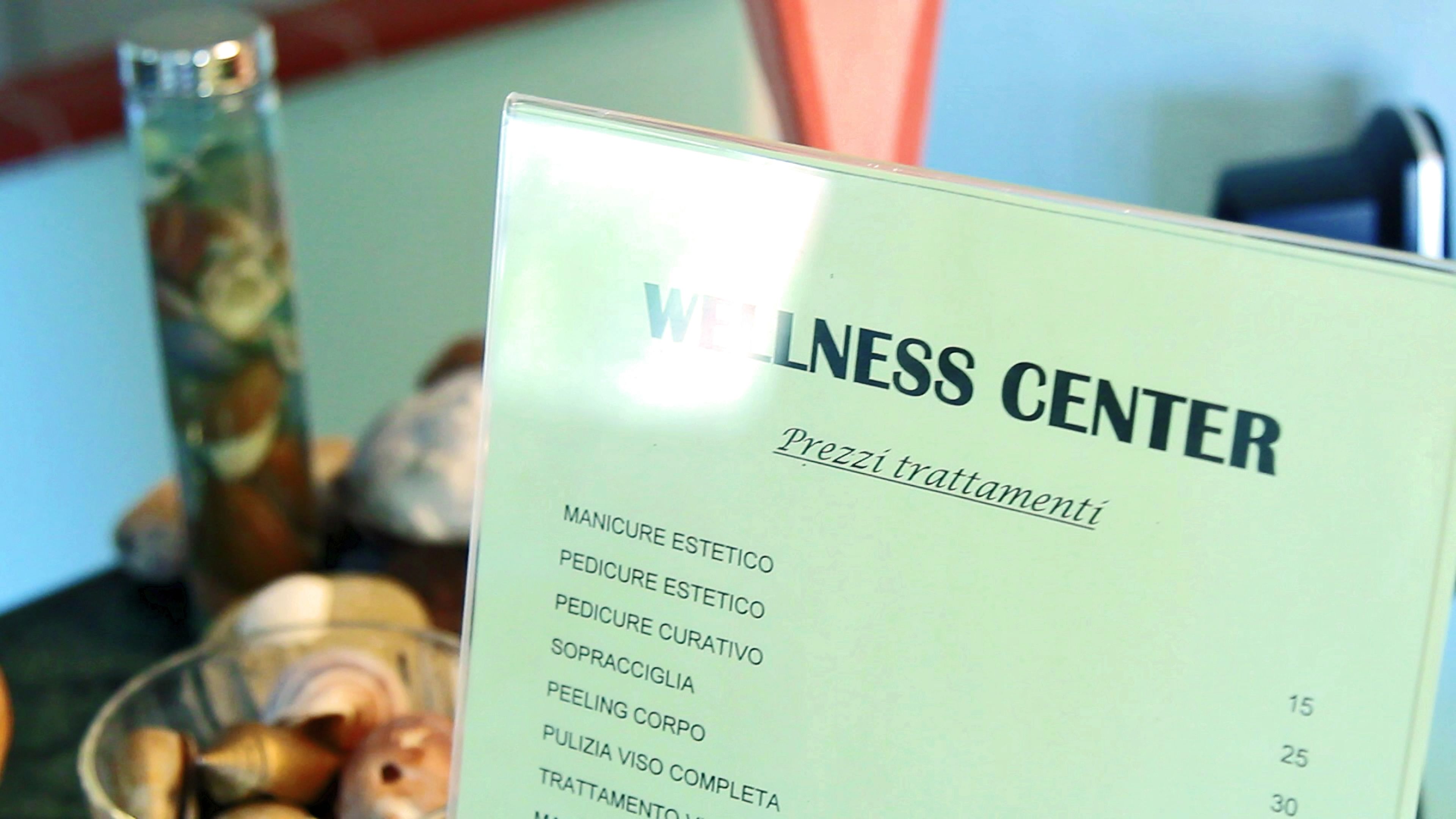 Tabella dei prezzi per un centro benessere, con servizi come manicure, pedicure e trattamenti viso.