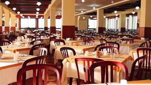 Se sirven almuerzos, cenas y cocina local 