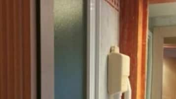 Dusche, kostenlose Toilettenartikel, Haartrockner, Bidet