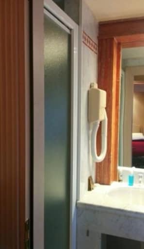 Doccia, set di cortesia gratuito, asciugacapelli, bidet