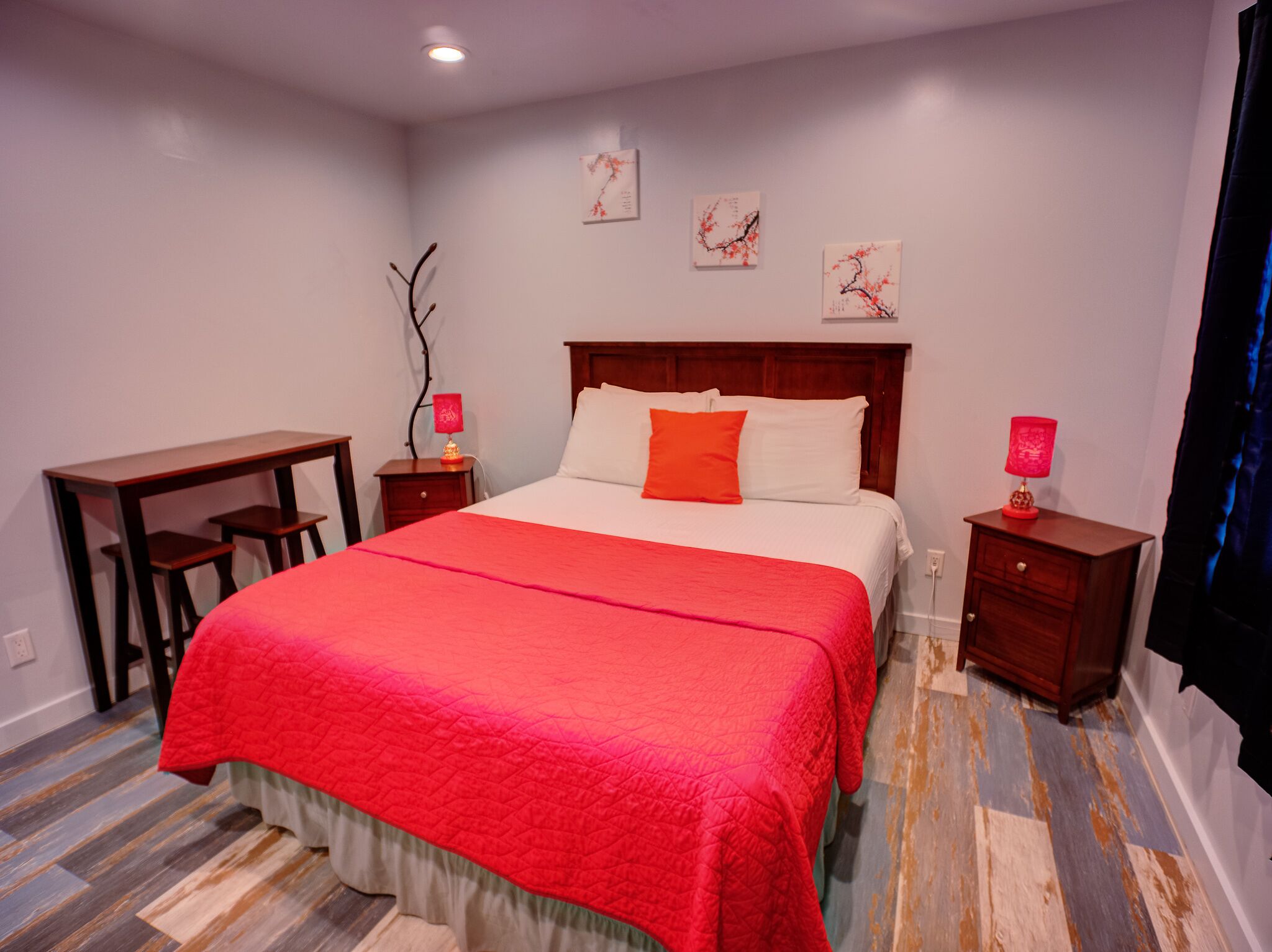 Une chambre bien rangée, avec un grand lit, un bureau et une chaise.