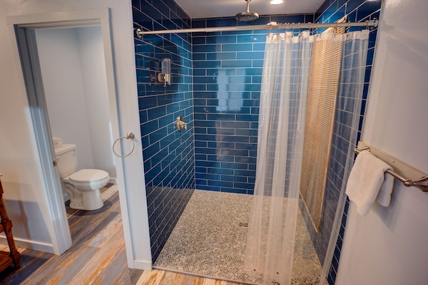 Romantic Double Room | Bathroom | Combined shower/bathtub