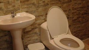 Shower, hair dryer (on request), towels - Muyucmarka Hospedaje Familiar (Cusco)