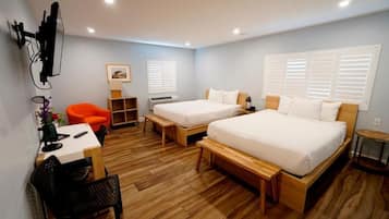 Habitación doble Deluxe, 2 camas Queen size, para no fumadores | 1 habitación, ropa de cama de alta calidad, escritorio y insonorización