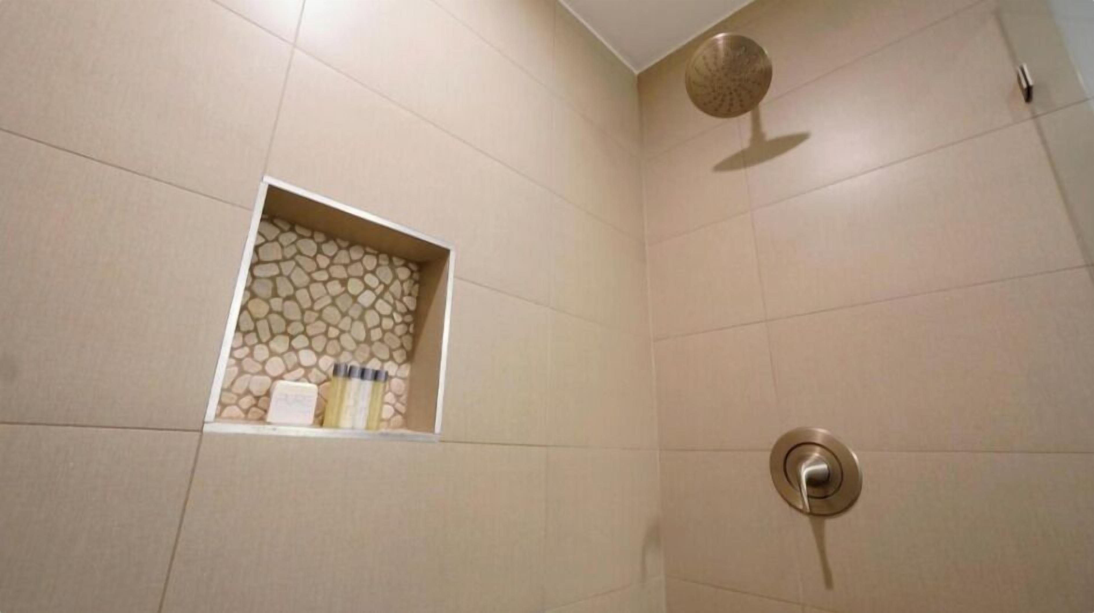 Shower, rainfall showerhead, free toiletries, hair dryer