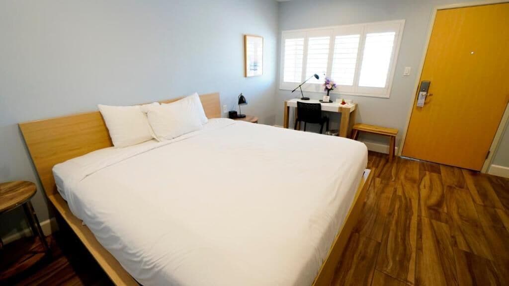 Deluxe Room, 1 King Bed, Non Smoking | 1 bedroom, premium bedding, desk, soundproofing