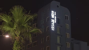 Fachada de la propiedad por la tarde o noche