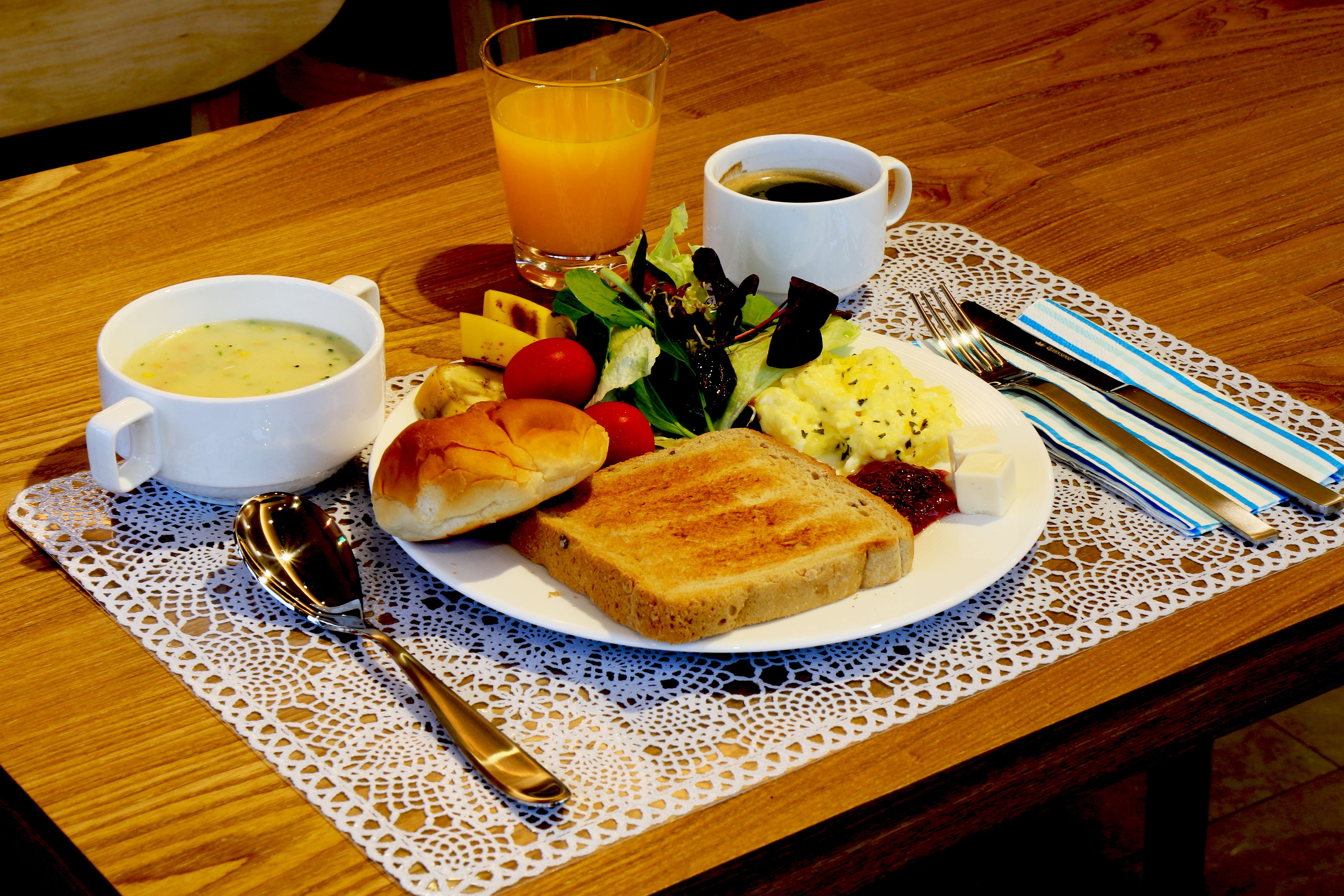 daily continental breakfast (krw 8000 per person)