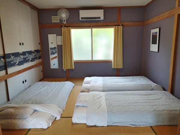 2 bedrooms, laptop workspace, iron/ironing board, free WiFi