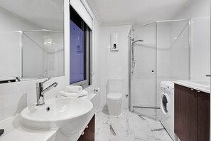 Ducha, artículos de tocador gratuitos, secador de pelo, toallas
