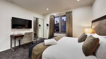 Ropa de cama de alta calidad y caja de seguridad en la habitación