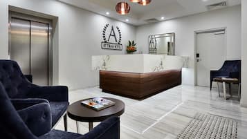 Coin salon dans le hall