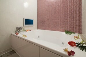 Separate bathtub and shower, free toiletries, hair dryer, towels
