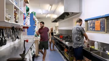 公用冰箱、微波炉(如有要求)、烤面包机、厨具/餐具