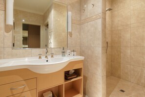 Designer toiletries, hair dryer, bathrobes, slippers - Chalet Eiger Lodge (Taupo)