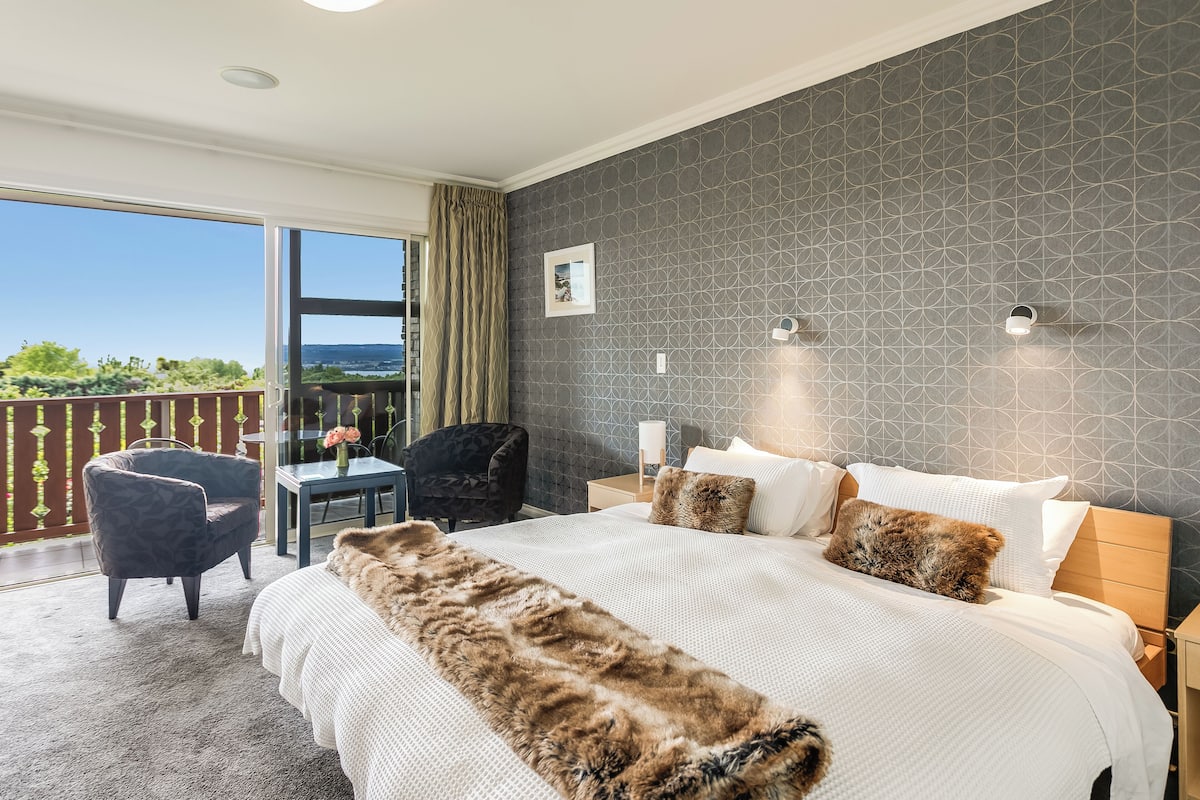 1 bedroom, Egyptian cotton sheets, premium bedding, down duvets