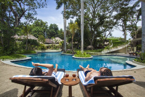 Piscine intérieure, 2 piscines extérieures, 7 h à 21 h, chaises longues